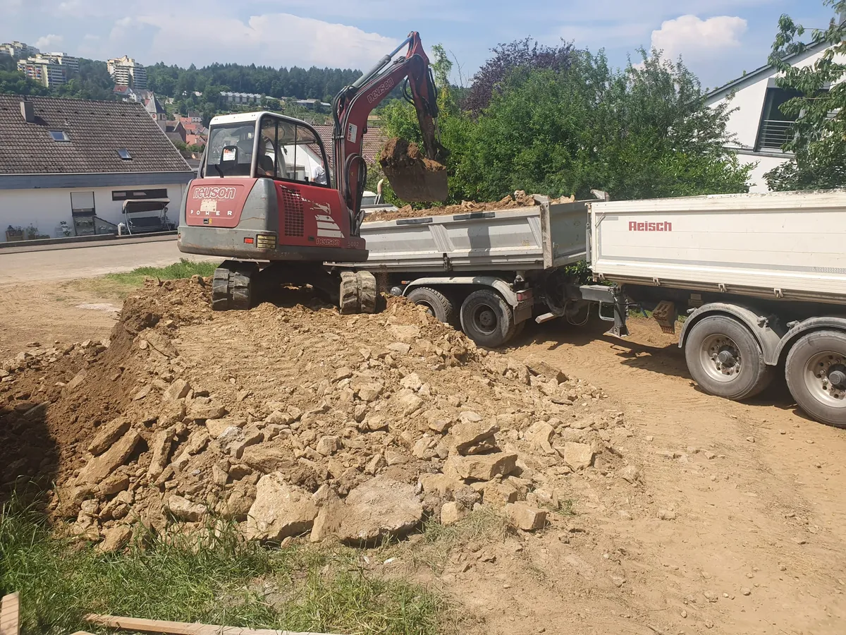 Aushub und Abtransport von Bodenmaterial am Haus