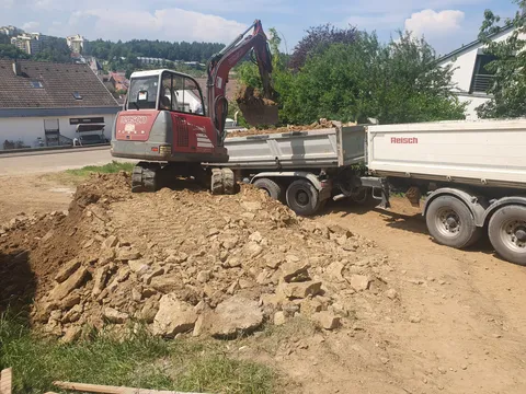 Aushub und Abtransport von Bodenmaterial am Haus
