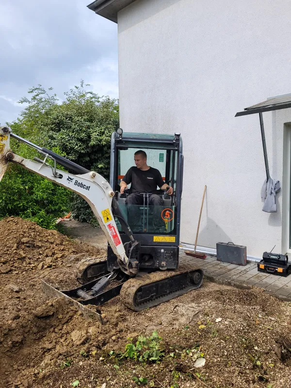 Baggerarbeiten im engen Hausgarten für Aushub