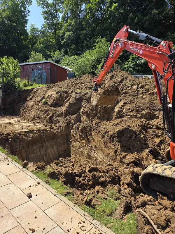 Erdarbeiten zur Geländevorbereitung neben Terrasse