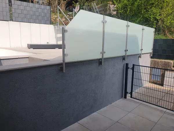 Glassichtschutz auf Terrassenmauer montiert