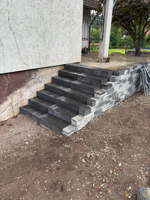 Gartentreppe aus Blockstufen am Hang gebaut
