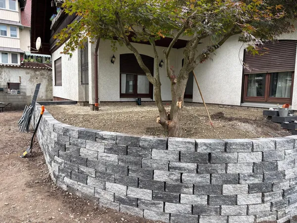 Terrassierung mit geschwungener Stützmauer