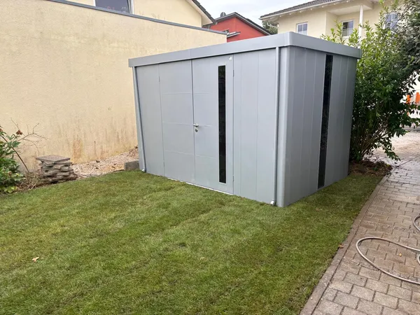 Gartenhaus montiert und Rollrasen verlegt