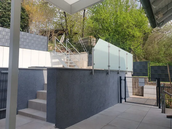 Mehrstufige Terrasse mit Sichtschutz und Treppen
