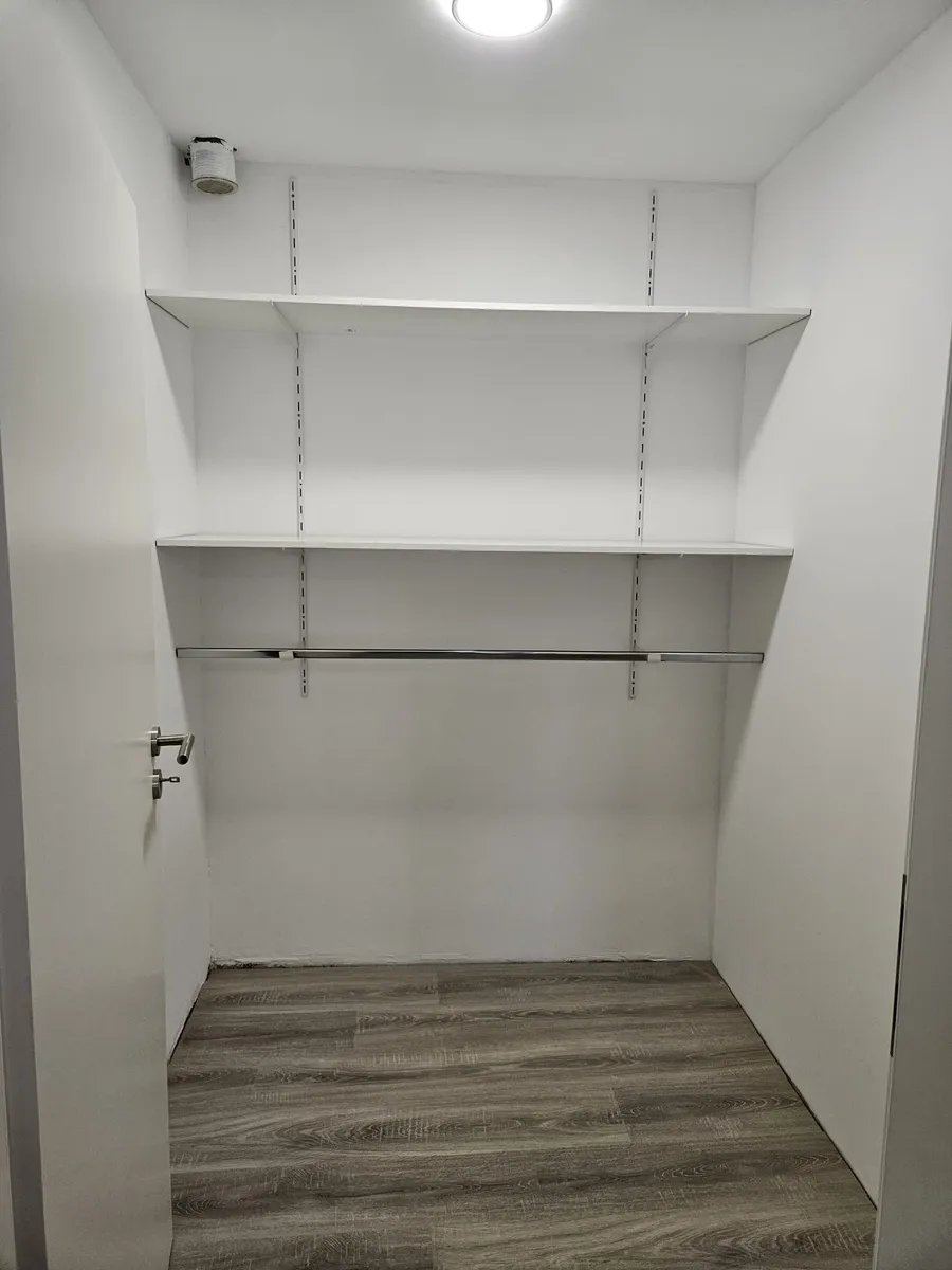 Abstellraum-Ausbau mit Laminat und Regal