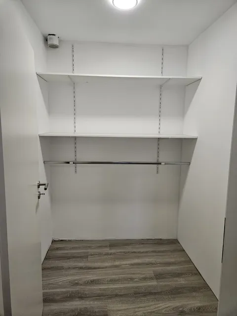 Abstellraum-Ausbau mit Laminat und Regal