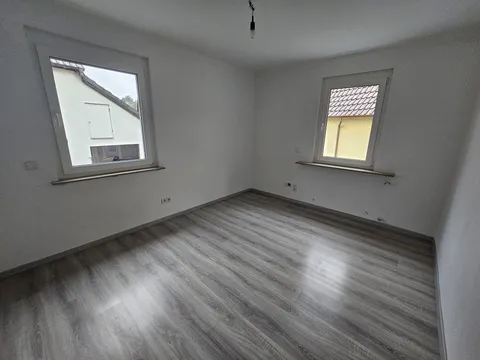 Zimmerrenovierung mit neuem Laminatboden