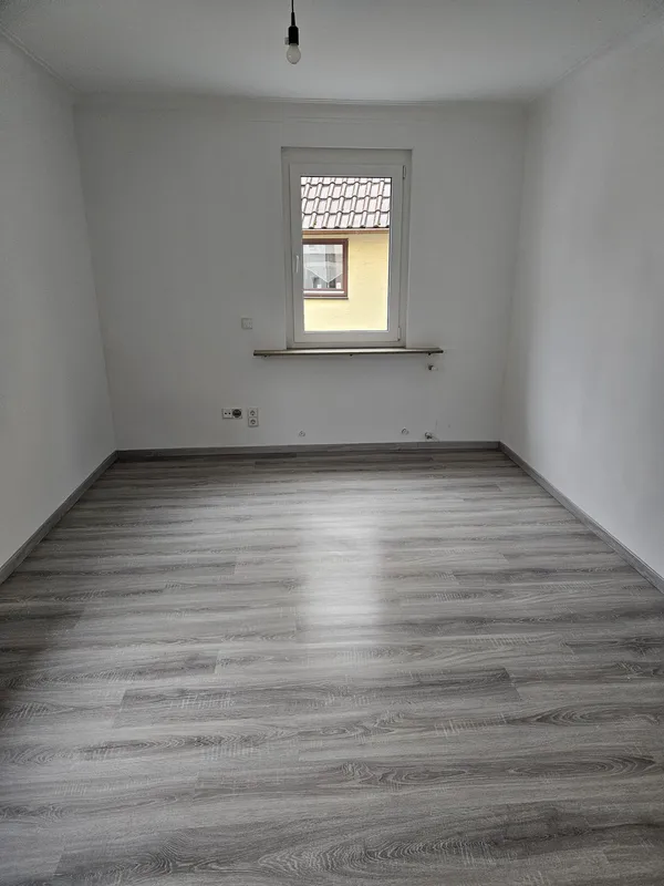 Schlafzimmer-Renovierung mit Laminatboden und Innenanstrich