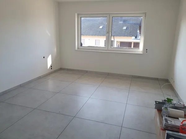 Wohnraumrenovierung mit großformatigen Bodenfliesen