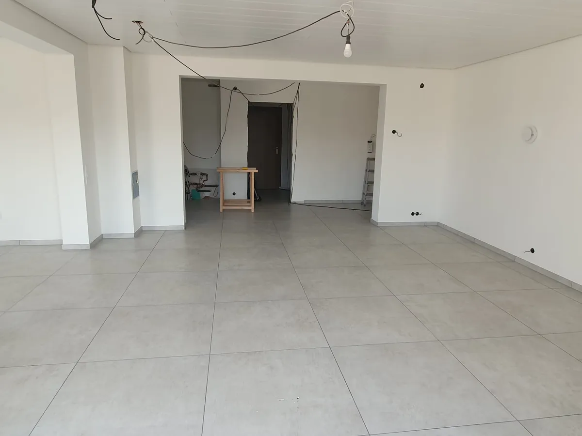 Innenausbau Großraum mit Fliesenverlegung