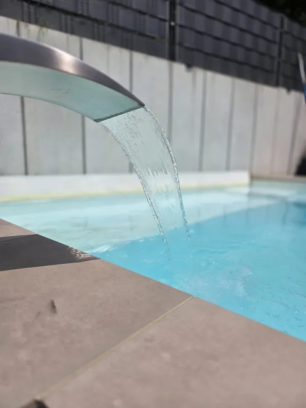 Schwalldusche und Poolumrandung hochwertig installiert