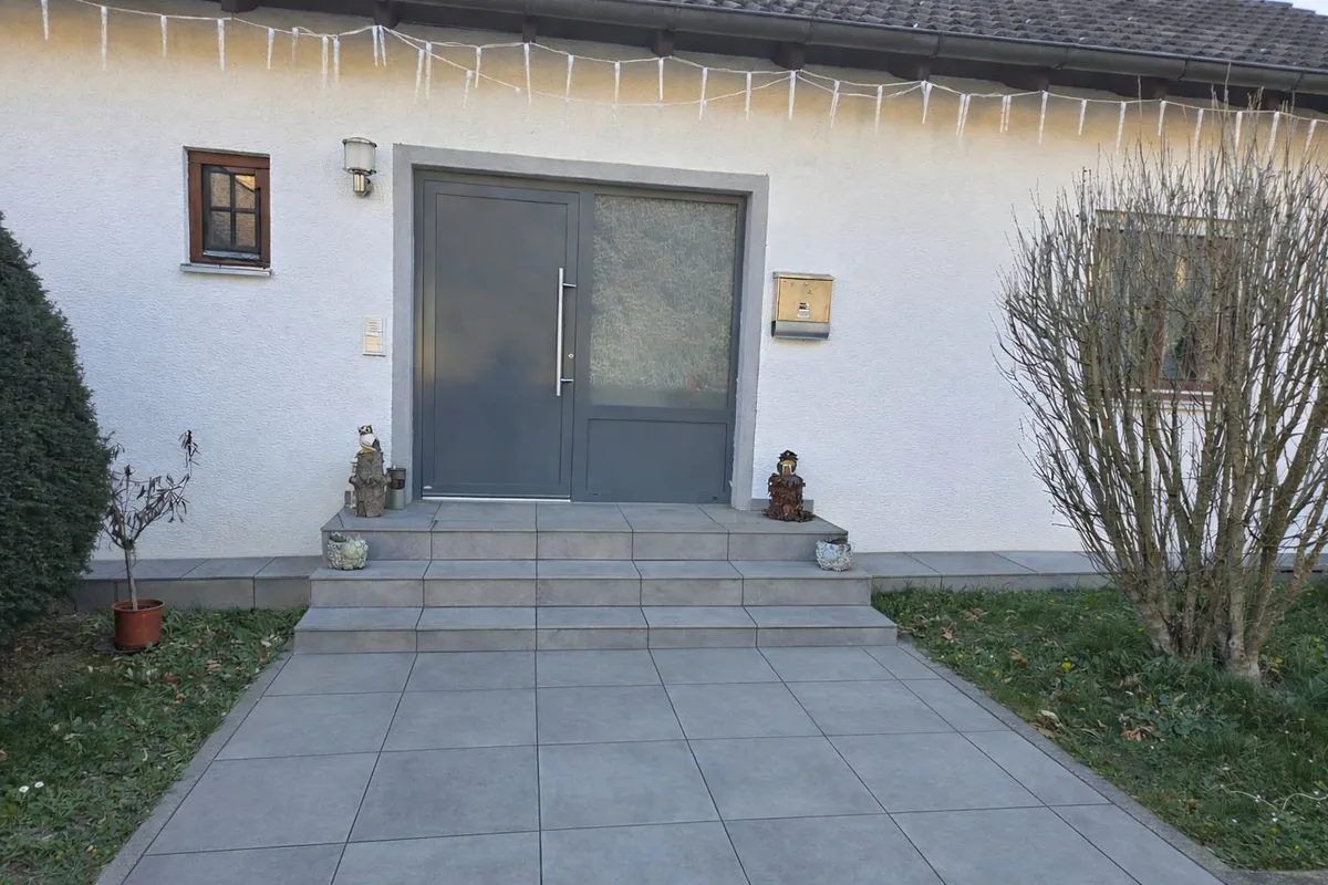 Eingangsbereich mit Plattenbelag und Treppenanlage