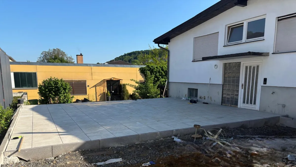 Große Terrassenfläche am Haus gepflastert
