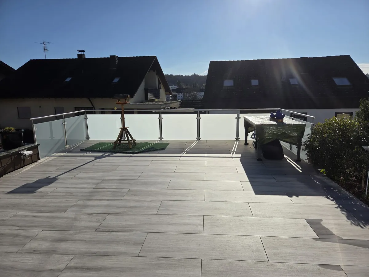 Dachterrasse mit Fliesen und Glasgeländer fertiggestellt