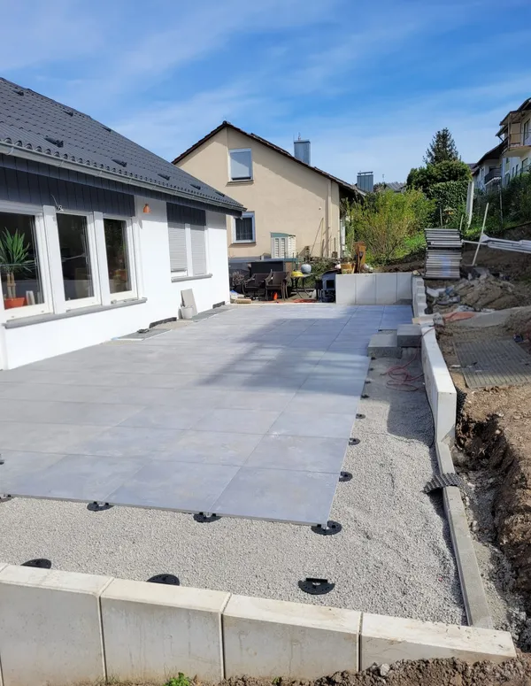 Terrasse auf Stelzlager im Bau fertig verlegt