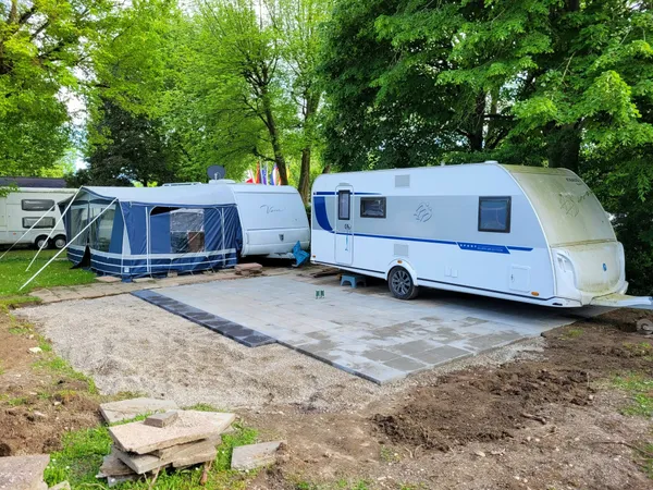 Stellplatz-Terrasse auf Campingplatz gepflastert