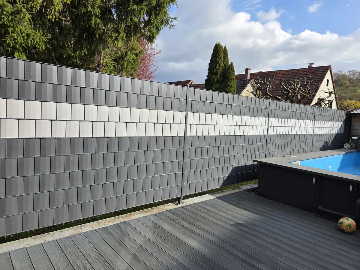 Sichtschutzzaun für Pool- und Terrassenumfeld installiert