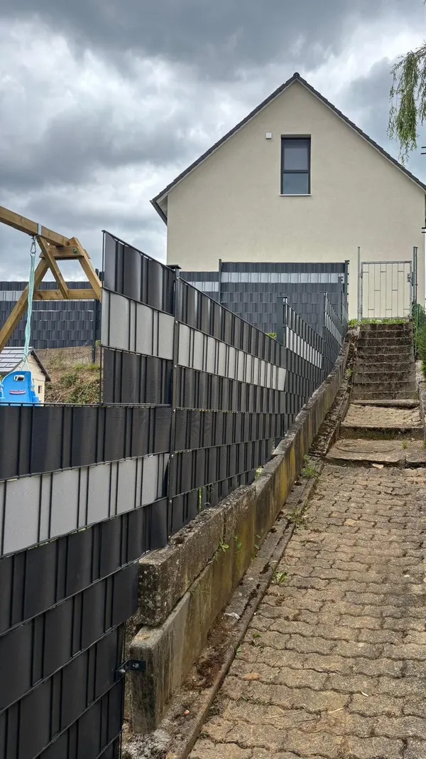 Sichtschutzzaun an Treppe und Sockelmontage gesetzt