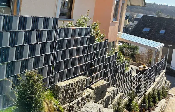Zaun auf abgestufter Natursteinmauer montiert