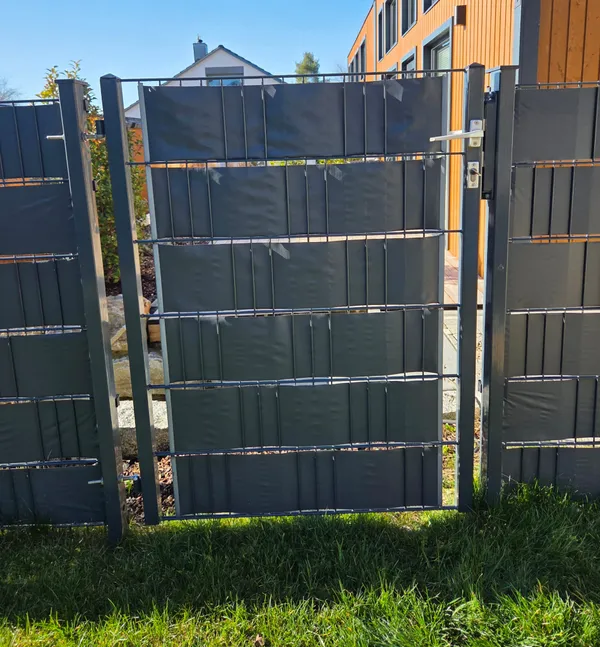 Gartentor und Sichtschutzzaun am Haus installiert