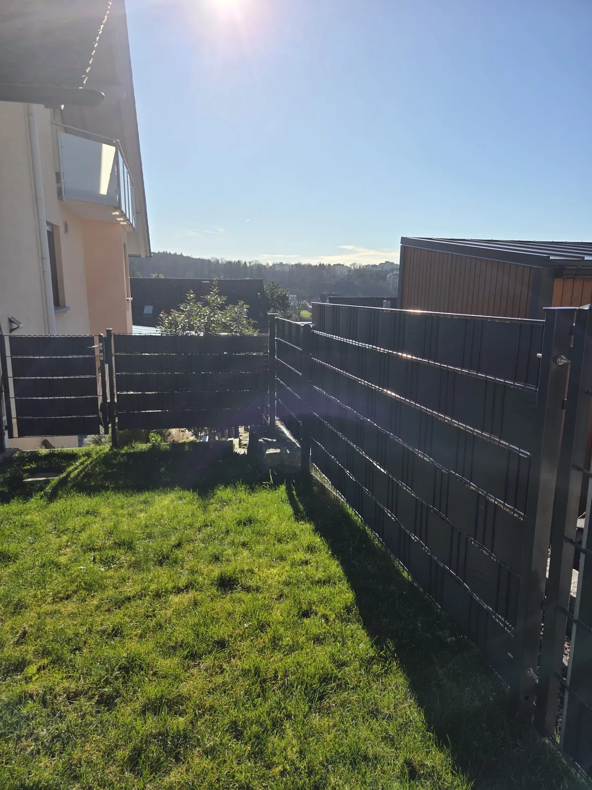 Sichtschutzzaun mit Pforte im Garten montiert