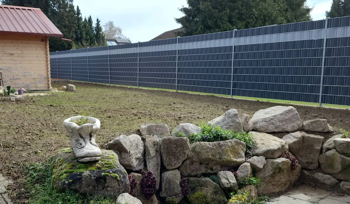 Zaunmontage und Gartenfläche zur Begrünung vorbereitet