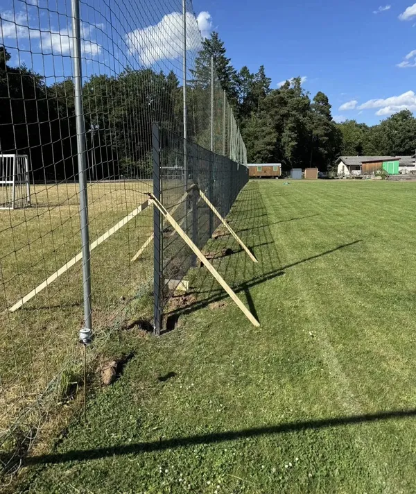 Sportplatz-Zaun montiert und fundiert
